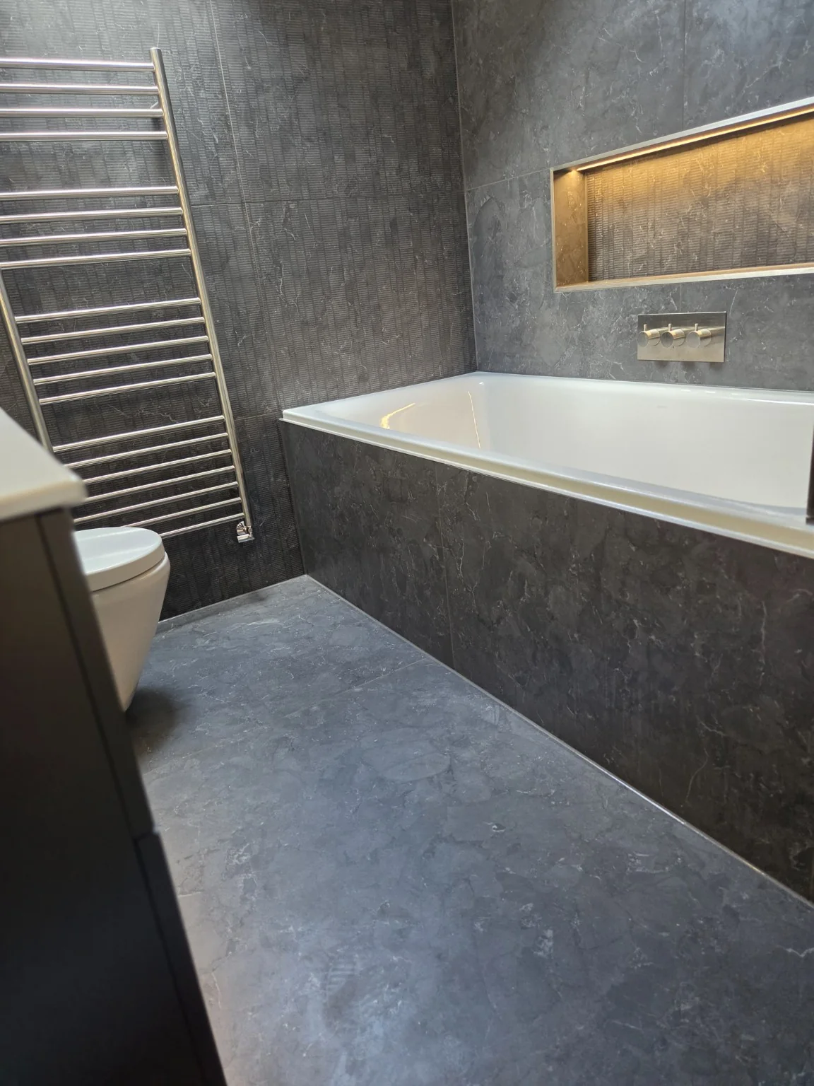 Illuminated bath niche and controls