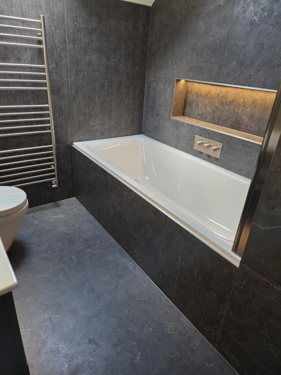 Bath with illuminated recessed niche