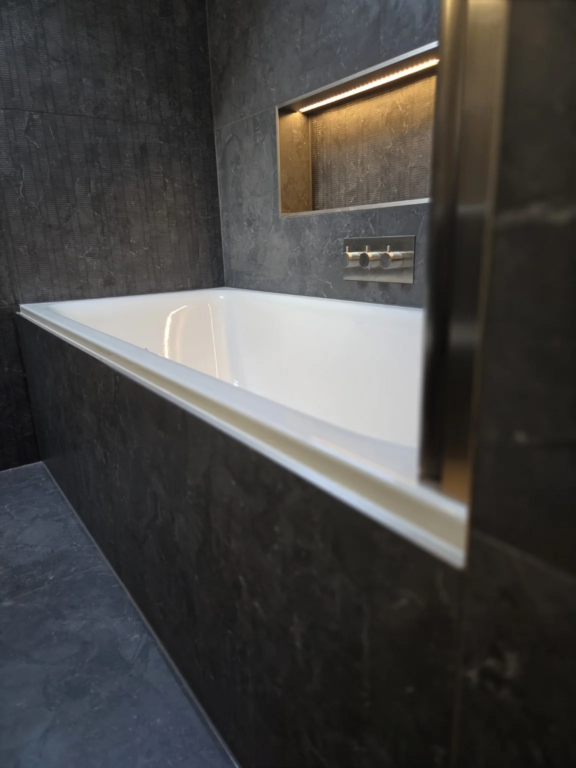 Illuminated recessed bath niche