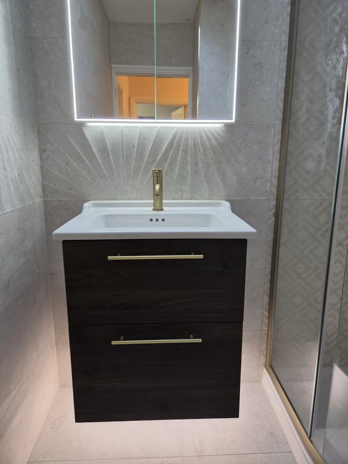 Vanity and curved shower detail