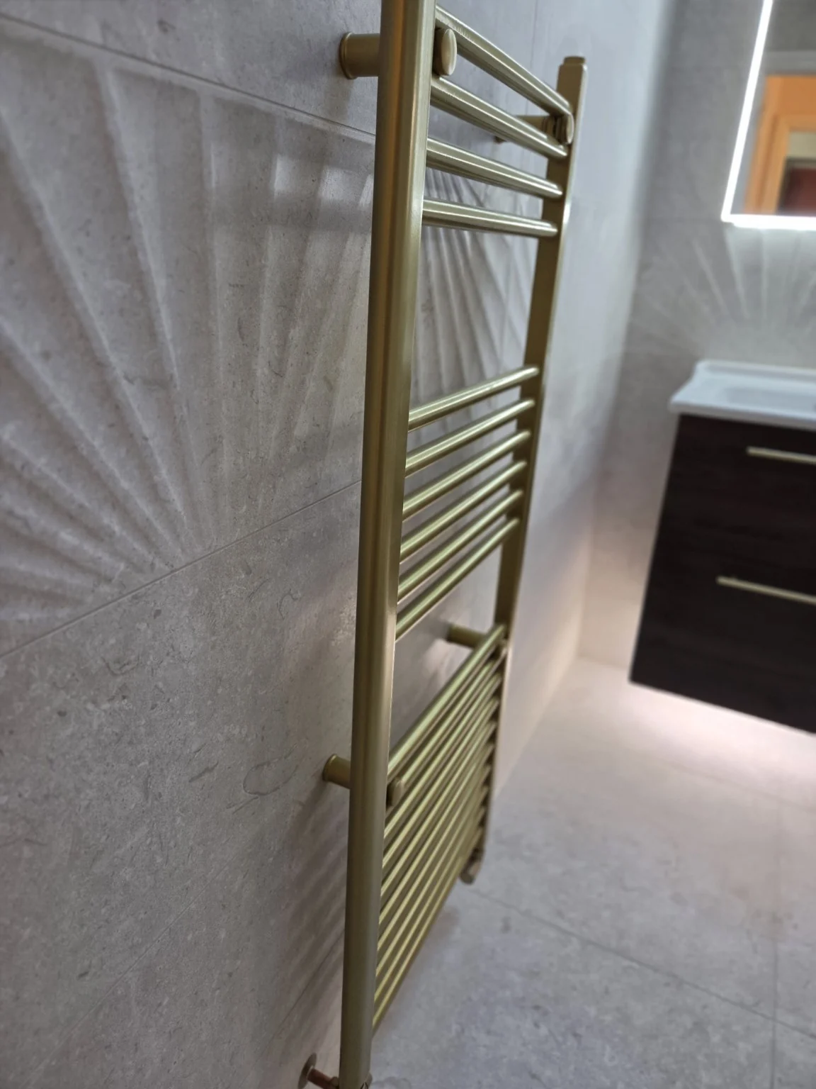 Curved shower enclosure and feature tiles