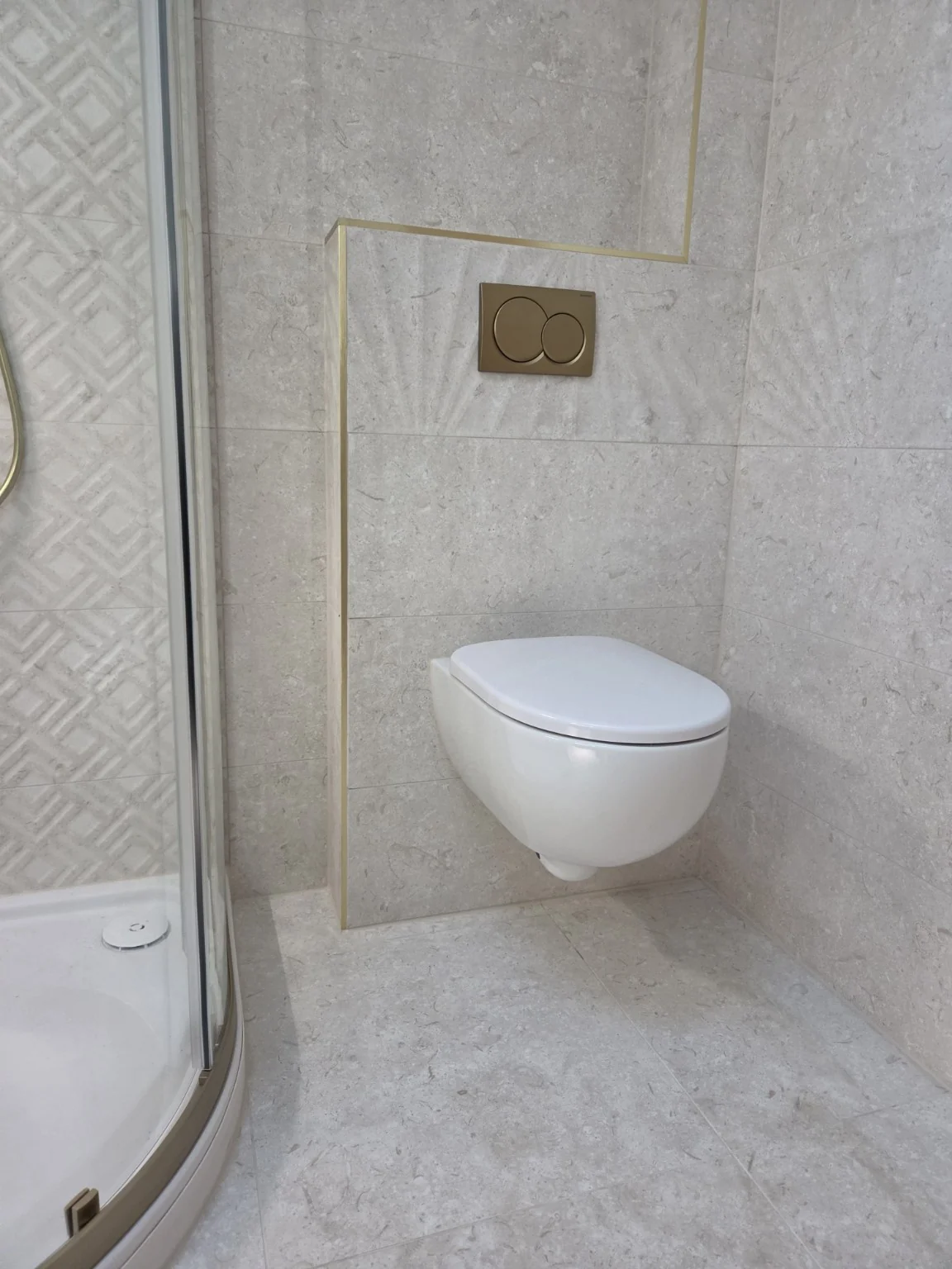 Wall-hung WC with brushed gold trim