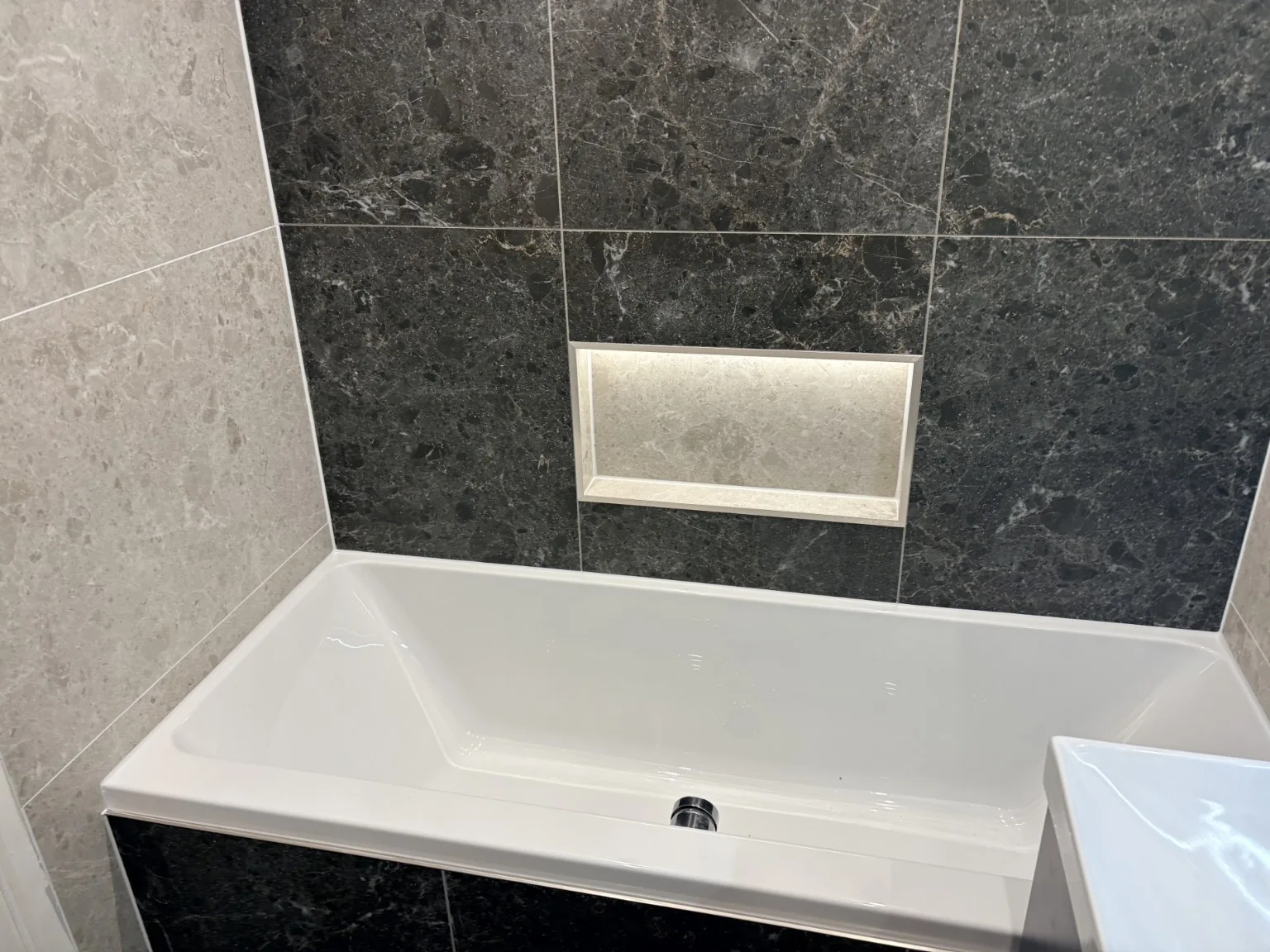 Bath and feature niche