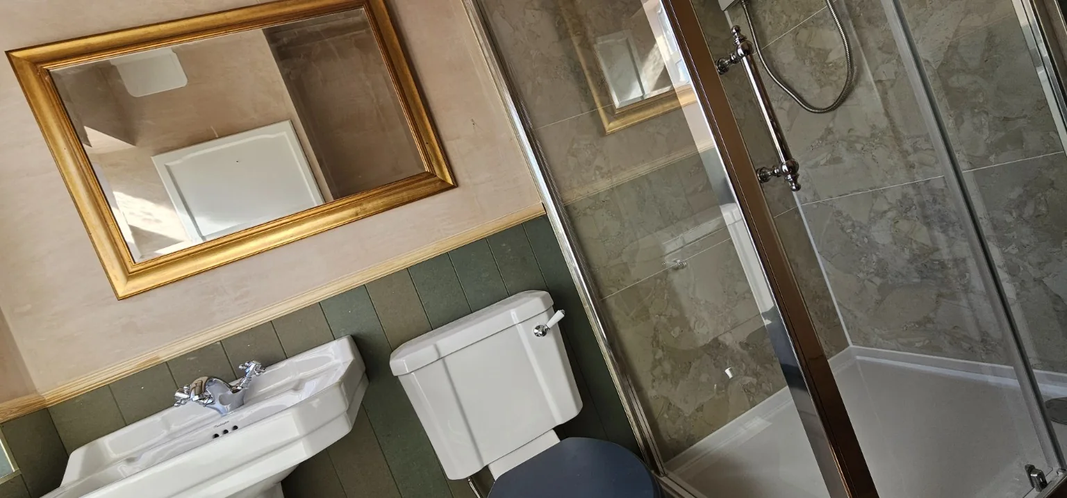 Traditional green bathroom