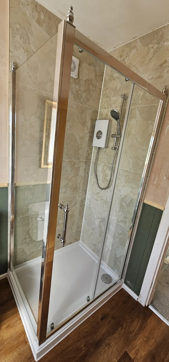 Traditional shower enclosure
